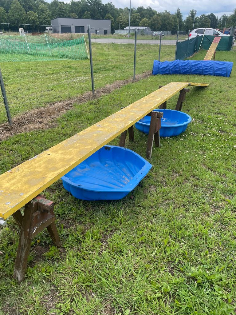 Degility Hundeschule in Radbruch (Landkreis Lüneburg): Balancierbretter mit Tunnel und Geräte für achtsames Hundetraining, geeignet für Anfänger, Senioren und sensible Hunde.